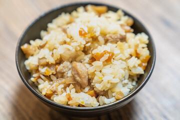 美味しそうな炊き込み御飯の写真。とり飯のイメージ。