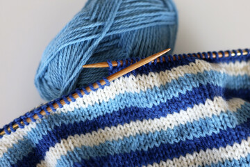 Knitting in stripes in shades of blue