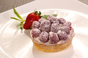 Sweet Round tart with raspberry