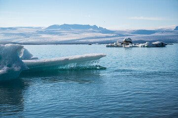 Fototapeta na wymiar Espectaculares glaciares e icebergs en Islandia