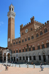 Obraz premium the medieval Piazza del Campo di Siena and the civic tower of the town hall
