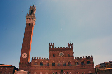 Obraz premium the medieval Piazza del Campo di Siena and the civic tower of the town hall