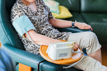 血圧 を 測定 する　シニア　女性【 老人 の 健康管理 】 - obrazy, fototapety, plakaty