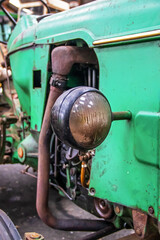 Fototapeta na wymiar Système d'éclairage sur tracteur ancien 
