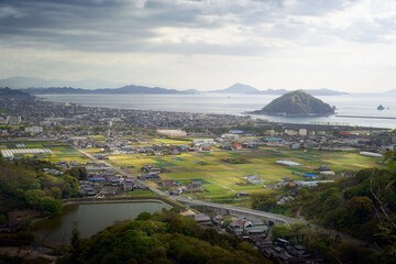 美しい田園や瀬戸内海、街並みが見える風景。愛媛県松山市北条で撮影。