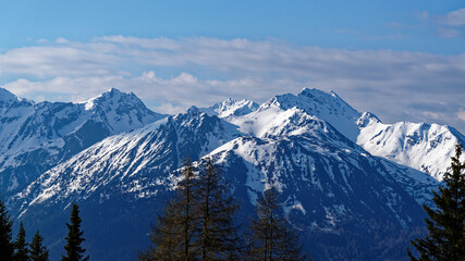 Fototapeta na wymiar Schneebedeckte Alpen im Frühjahr