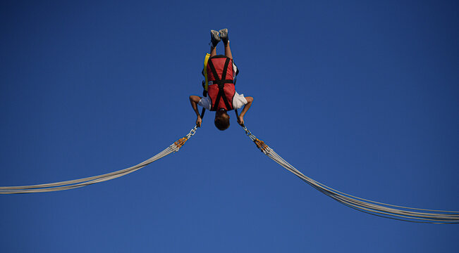 Junge macht Bungee-Jumping.