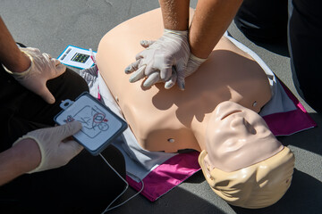 Practical classes on providing emergency medical care on a special mannequin. Technique of indirect...