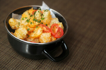 Popcorn shrimp with tomatoes and chives