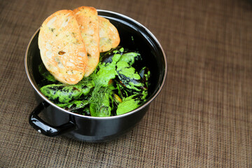 Mussels with dill sauce and bread