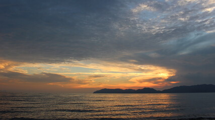 虹ヶ浜海水浴場（光市）から夕景の瀬戸内海を空撮する　山口県光市（山口県の風景）