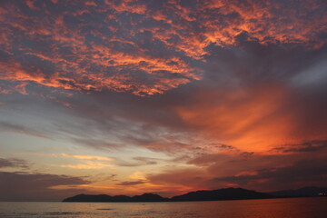 虹ヶ浜海水浴場（光市）から夕景の瀬戸内海を空撮する　山口県光市（山口県の風景）
