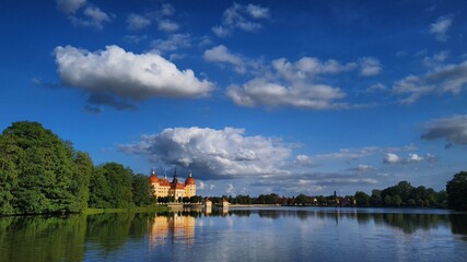 Fototapeta na wymiar castle on the lake Schloss Moritzburg 