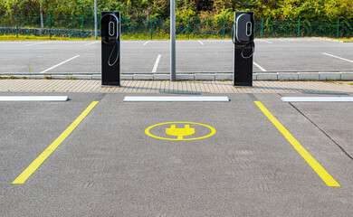 Empty battery charging stations for charging electric cars