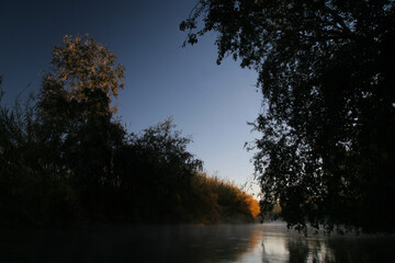 Río Segura al amanecer en otoño. Cieza (Murcia-España).