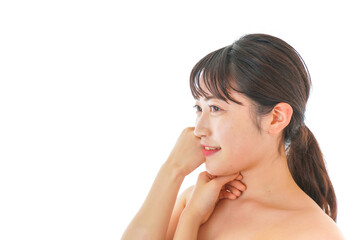 ビューティーケアをする若い女性