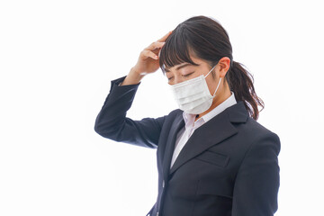 朝食をつくる若い女性