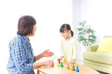 おばあちゃんとゲームをする子供