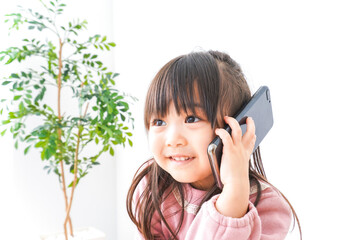 電話をする女の子
