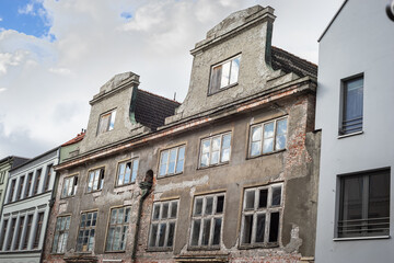 Renovierungsbeürftige historische Gebäude in der Altstadt von Wismar, Mecklenburg-Vorpommern,...