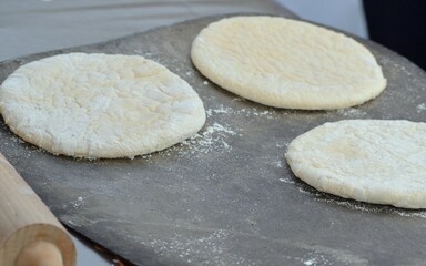 Pâte à la farine de blé, pâtons aplatis