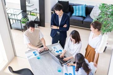 ベンチャー企業で働く若いオフィスワーカー