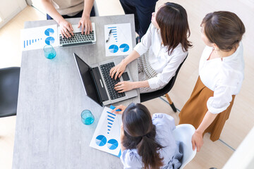 ベンチャー企業で働く若いオフィスワーカー