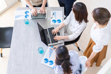 ベンチャー企業で働く若いオフィスワーカー