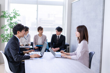 商談をする男女のビジネスパーソン