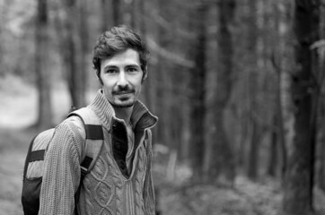 Portrait jeune homme chemin forêt - randonnée marche nature campagne