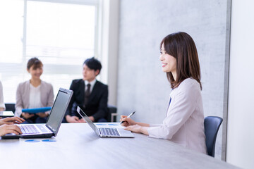 商談をする男女のビジネスパーソン