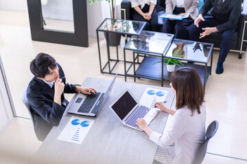 商談をする男女のビジネスパーソン