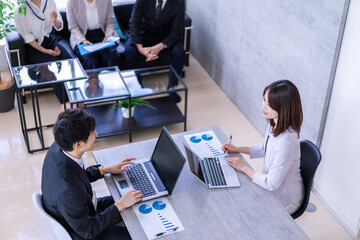 商談をする男女のビジネスパーソン