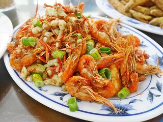 台湾のウーライ料理の川エビの唐揚げ（炸溪蝦）