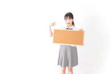 コルクボードを持つ学生