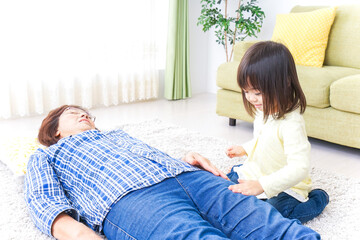 おばあちゃんと遊ぶ子ども