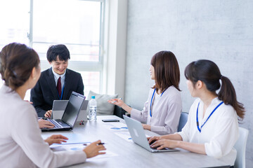 Obraz premium 楽しくオフィスで働くビジネスパーソン