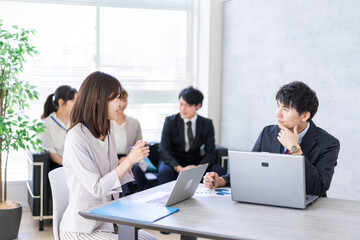 ビジネスミーティングをする男女