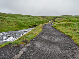 Islandia Iceland sus campos verdes y ríos de Cascada