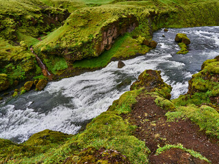 Islandia Iceland sus campos verdes y ríos de Cascada