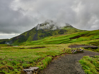 Islandia Iceland sus campos verdes y ríos de Cascada