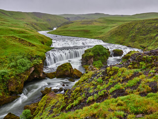 Islandia Iceland sus campos verdes y ríos de Cascada