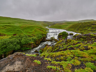 Islandia Iceland sus campos verdes y ríos de Cascada