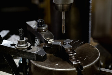Clamp the threading tap in the chuck of the stationary drilling machine