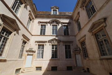 Fototapeta premium Immeuble typique, vue de l'exterieur, ville de Dijon, departement de la Cote d'Or, France