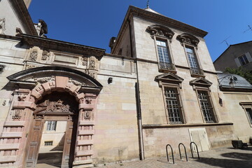 Fototapeta na wymiar Immeuble typique, vue de l'exterieur, ville de Dijon, departement de la Cote d'Or, France