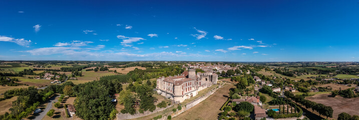 Duras (Lot et Garonne, France) - Vue aérienne panoramique du château des Ducs de Duras