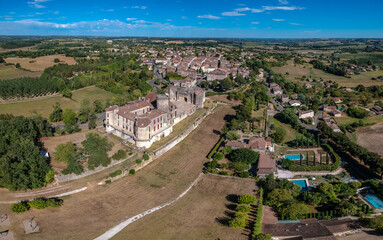 Duras (Lot et Garonne, France) - Vue aérienne panoramique du château des Ducs de Duras