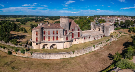 Duras (Lot et Garonne, France) - Vue aérienne panoramique du château des Ducs de Duras