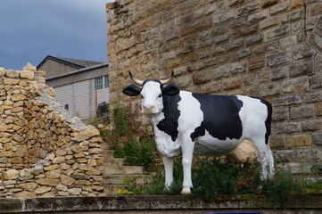 Kuh auf der Mauer
